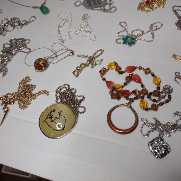 Lot Of Over 30 Pendant Necklaces - Picture 9 of 16